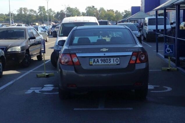 В Киеве автохам 'оскорбил' инвалидов и перекрестился