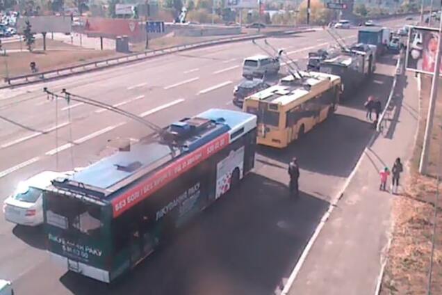 У Києві аварія заблокувала рух тролейбусів: фотофакт