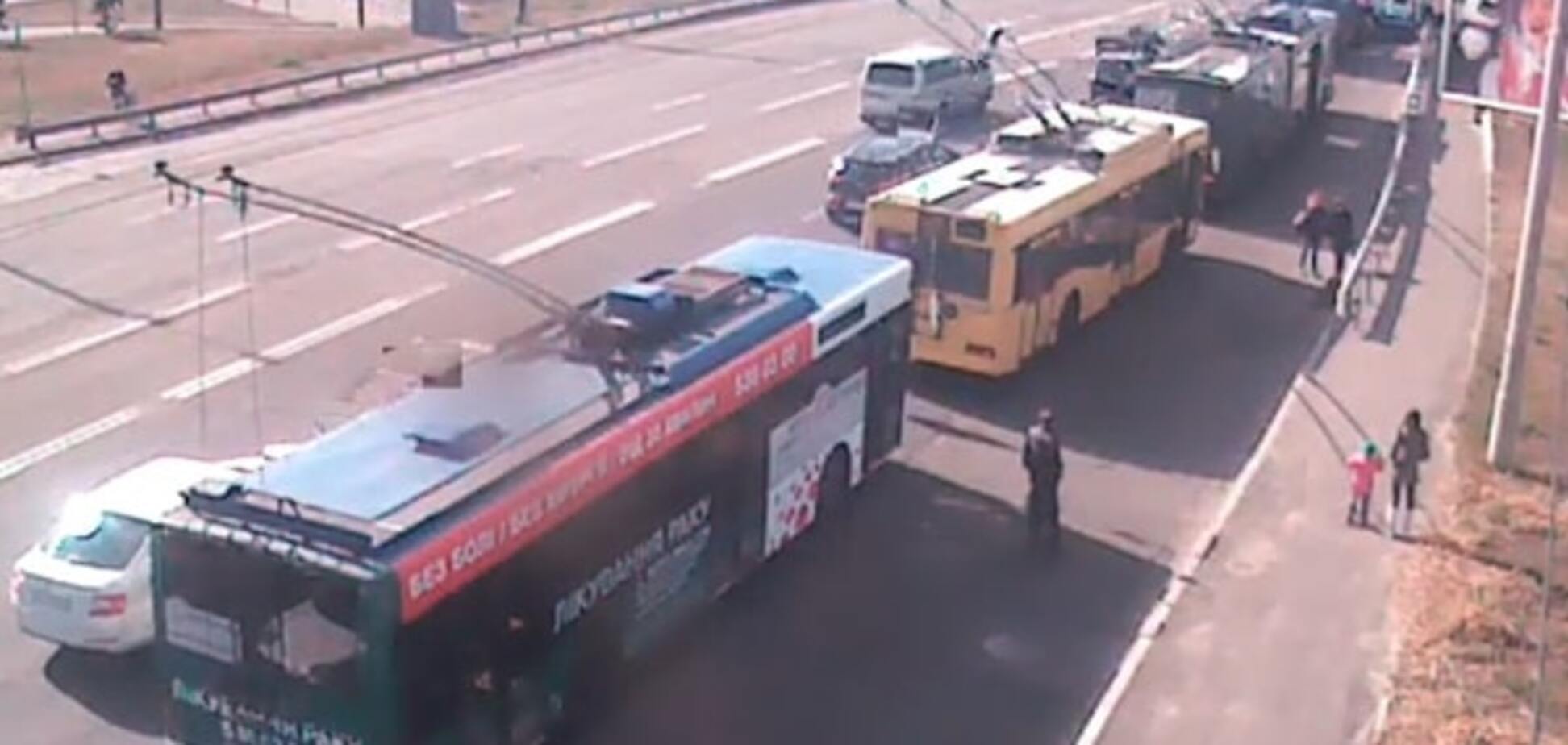 В Киеве авария заблокировала движение троллейбусов: фотофакт