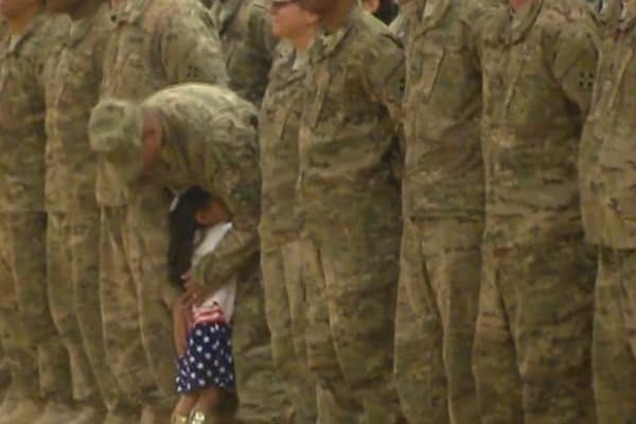 Зустріч доньки і батька, який повернувся з армії, підкорила соцмережі: опубліковано відео