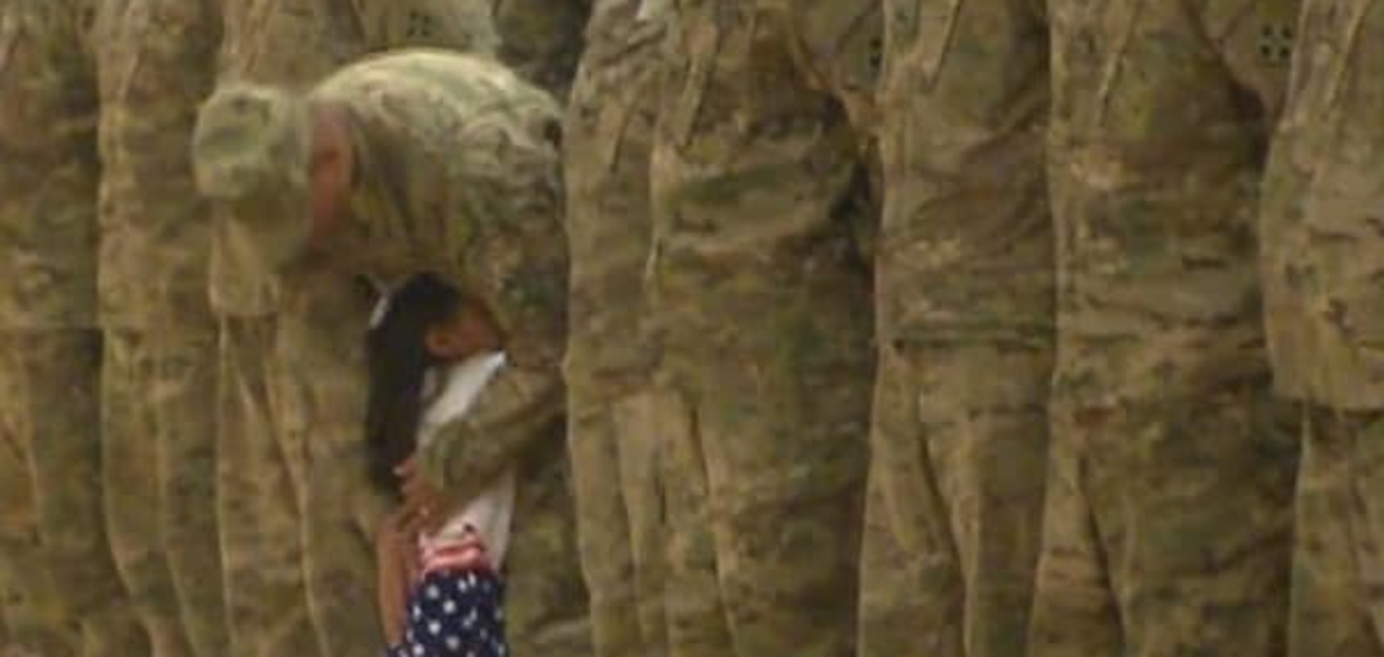 Встреча дочки и отца, вернувшегося из армии, покорила соцсети: опубликовано видео