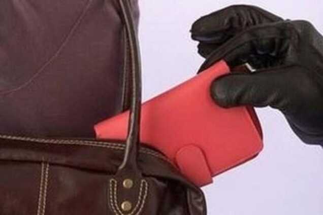 В Киеве карманник украл телефон у 10-летней девочки