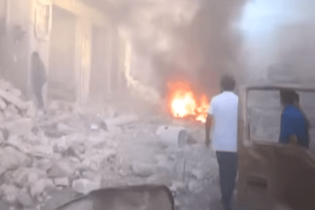 В Сирии снаряды попали прямо в жилые дома, детей выносили на руках: видеофакт