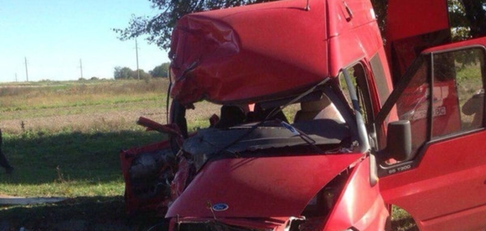 На Волині автокран в'їхав у мікроавтобус з людьми: фото з місця ДТП