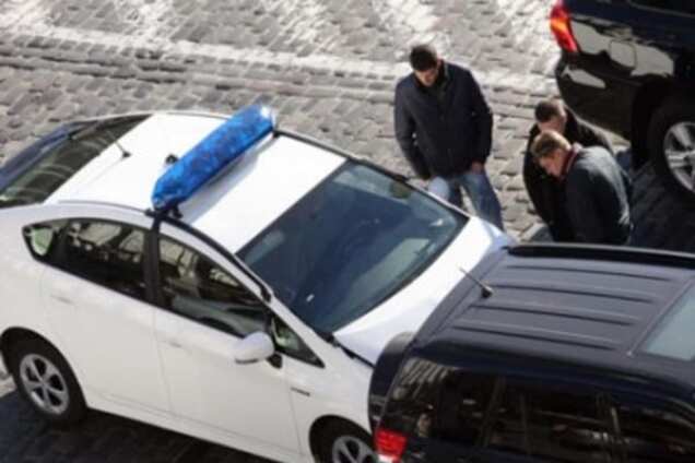 На Крещатике автомобиль МВД попал в аварию: фотофакт