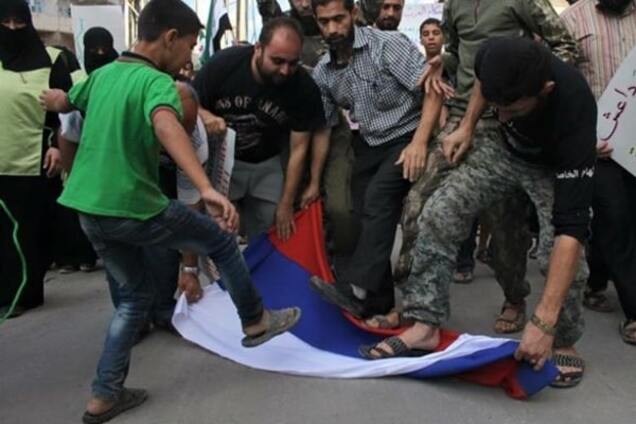 Убивают детей вместо террористов: в Сирии протестующие растоптали флаг России. Фотофакт