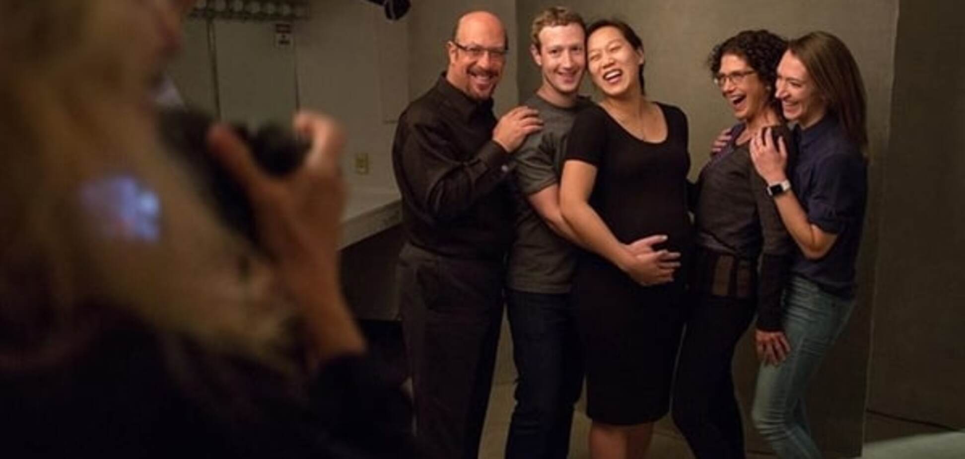 Все веселая семья в сборе: Цукерберг засветил в Facebook близких людей. Фотофакт