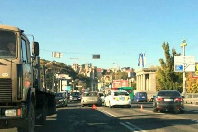 В Киеве масштабная авария на мосту Патона парализовала движение на правый берег