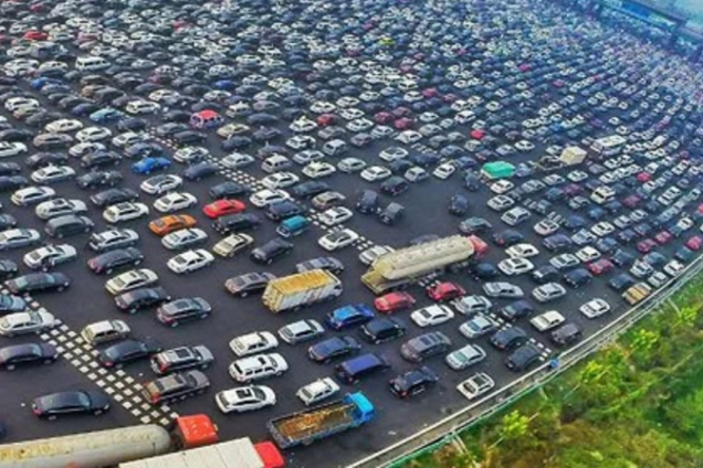 В Китае на 50-полосном шоссе возникла гигантская пробка: фото- видео