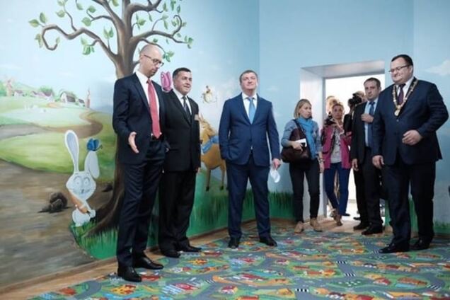 Бачиш кролика? А їх - два! Соцмережі підірвало нове фото Яценюка