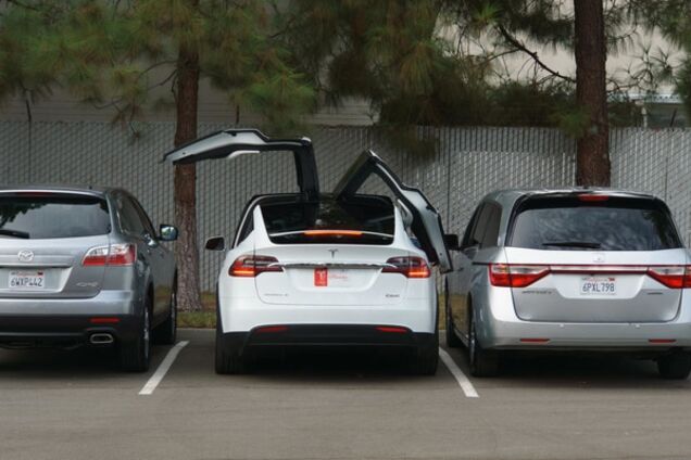 'Эксперты в восторге': первый тест-драйв культовой Tesla Model X