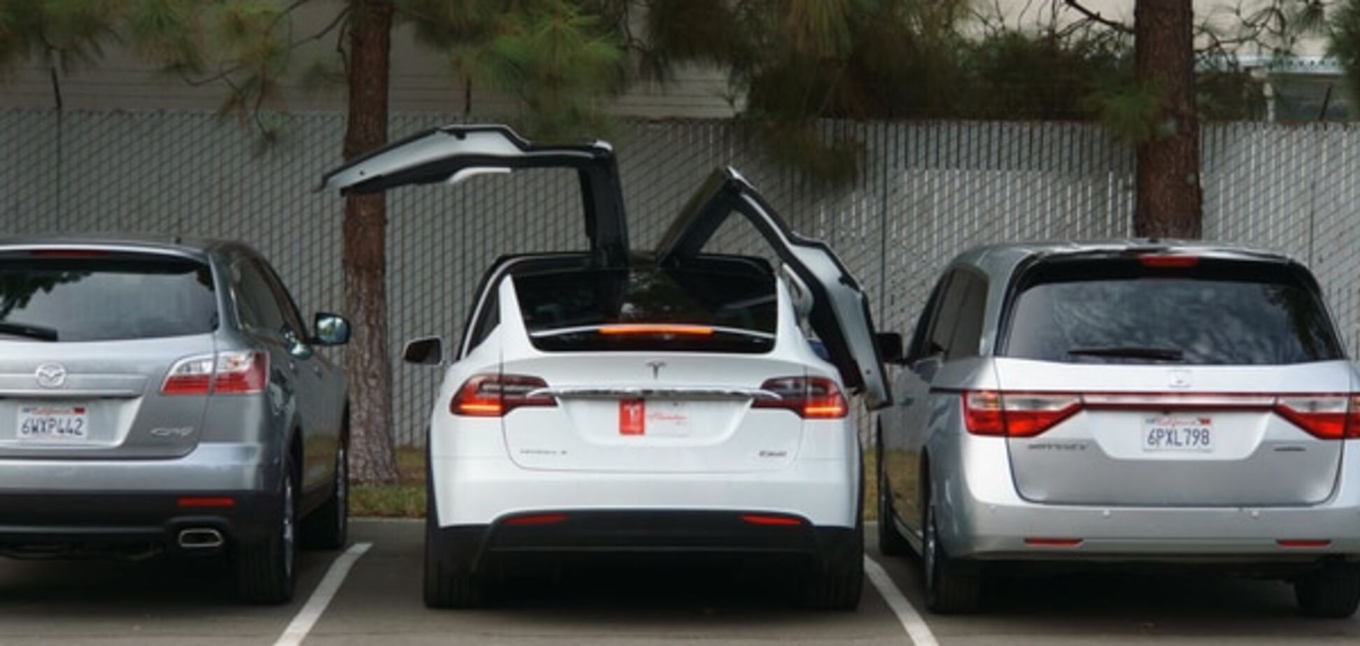 'Эксперты в восторге': первый тест-драйв культовой Tesla Model X