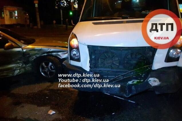 В Киеве на перекрестке разбросало три авто: фото и видео с места ДТП