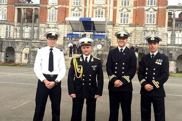 Нахимовцы, которые отказались присягать России, выпустились из колледжа в Британии: фотофакт