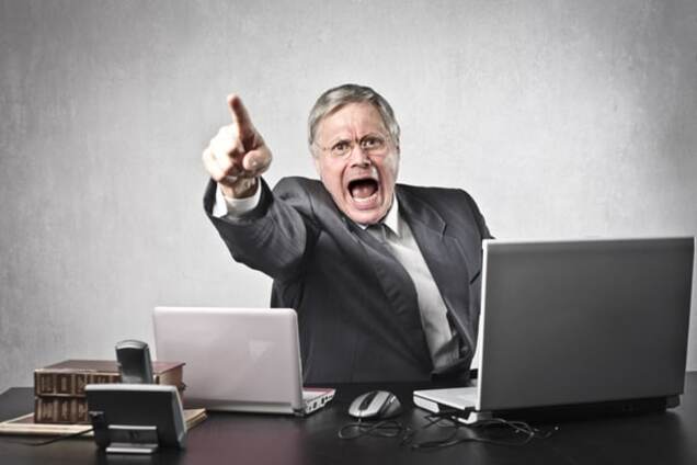 Не до смеха: ученые рассказали, почему не надо шутить с начальником