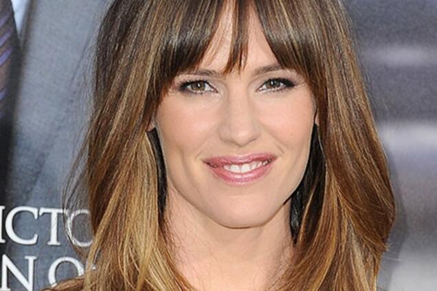 Как омолодить лицо: топ-5 модных причесок от звезд