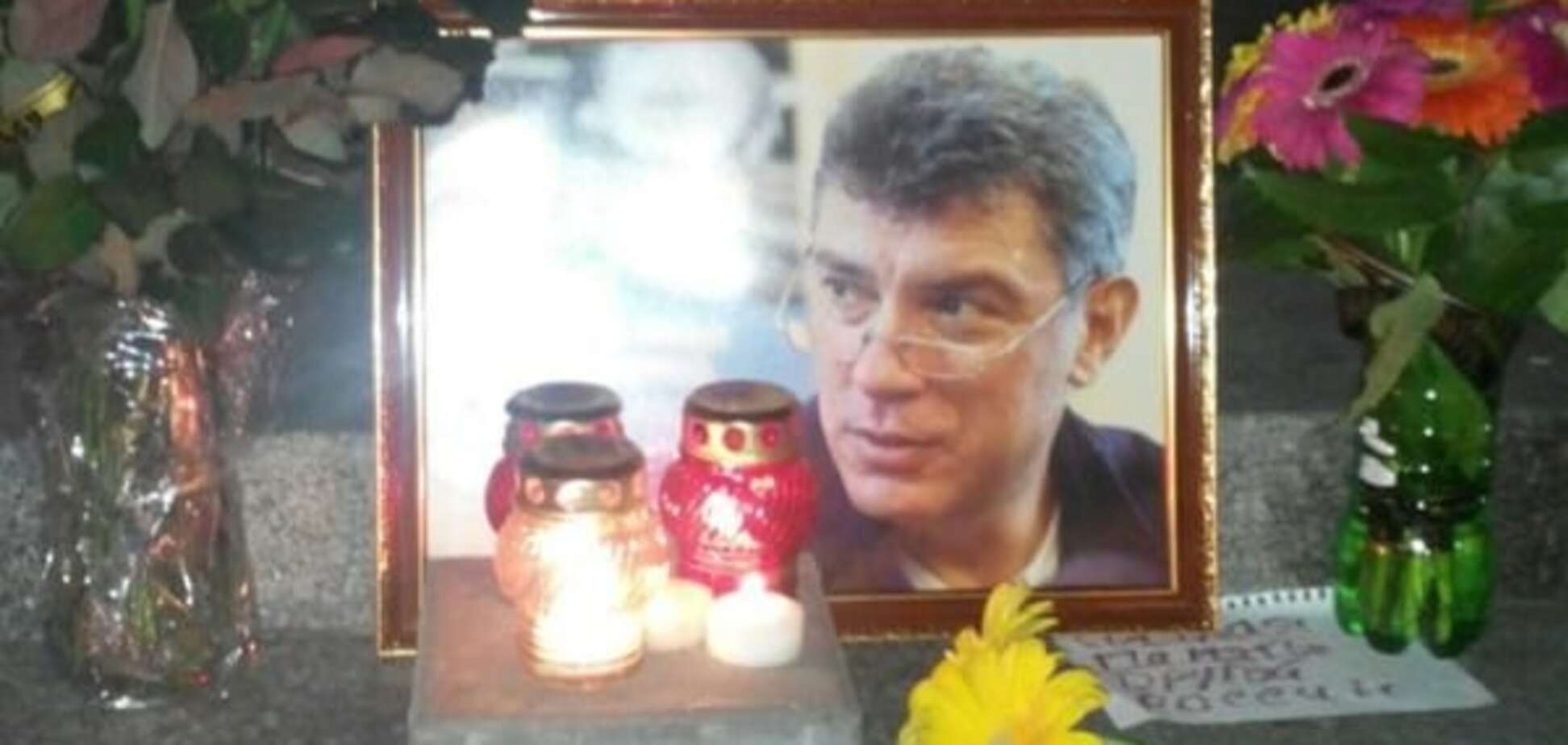 Цветы и свечи: на Майдане почтили память Немцова. Фотофакт