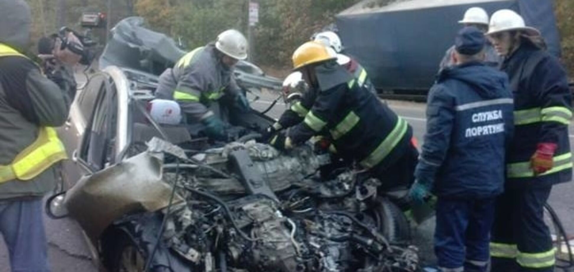 Под Киевом неуправляемый автомобиль врезался в фуру, водитель погиб. Схема ДТП