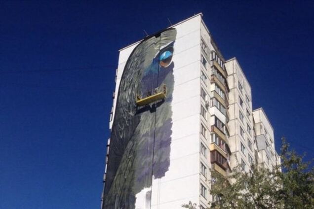 Гігантський мурал у Києві: художники подолали середину шляху