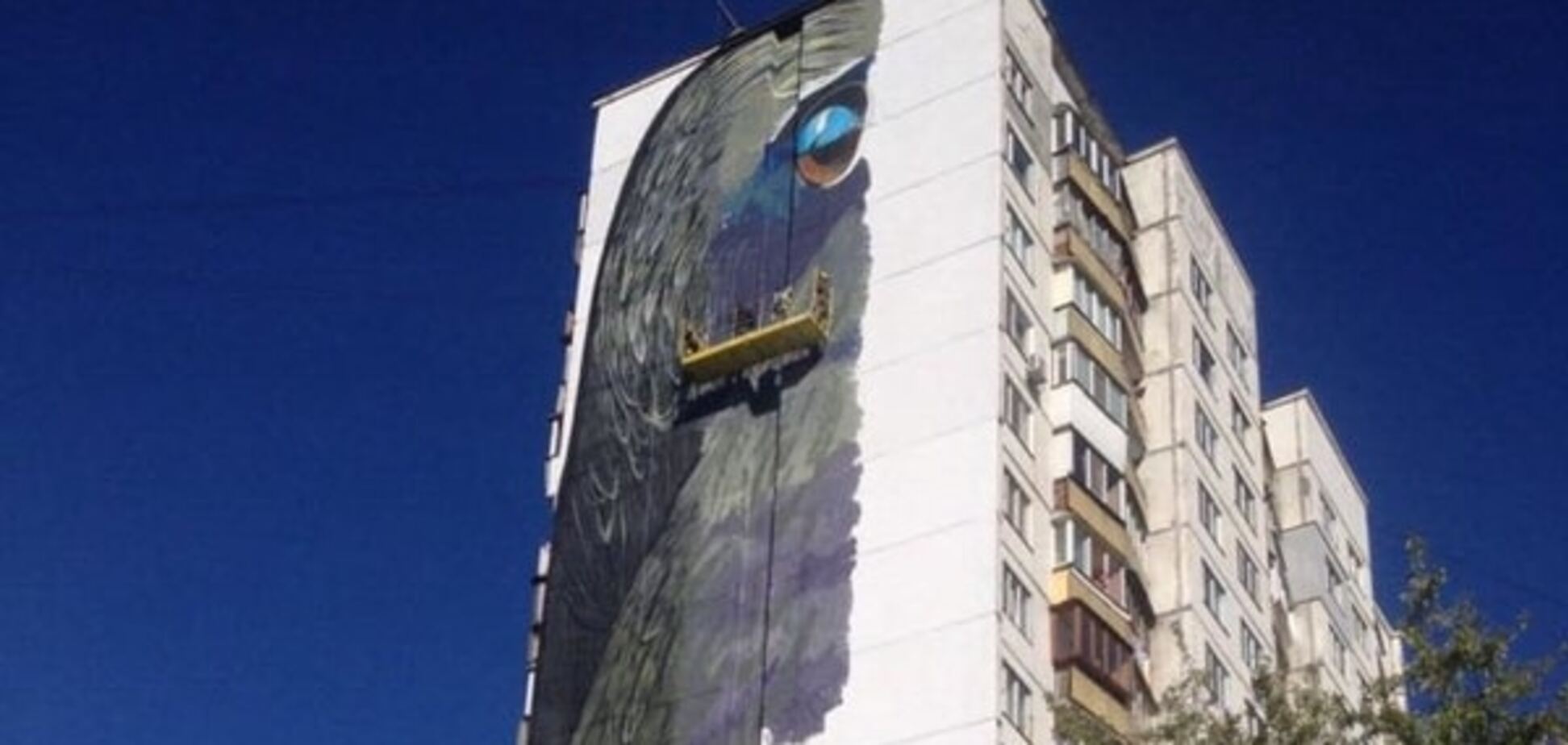 Гігантський мурал у Києві: художники подолали середину шляху