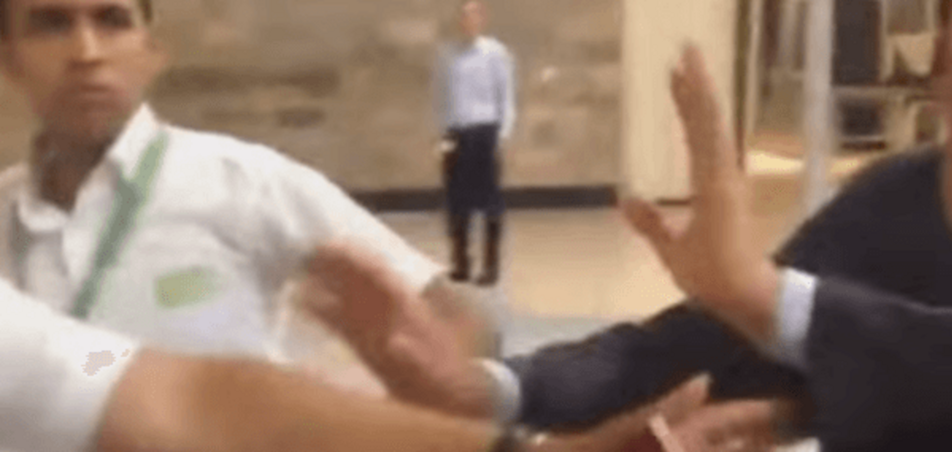 Российские туристы устроили драку в аэропорту Шарм-эль-Шейха: видеофакт