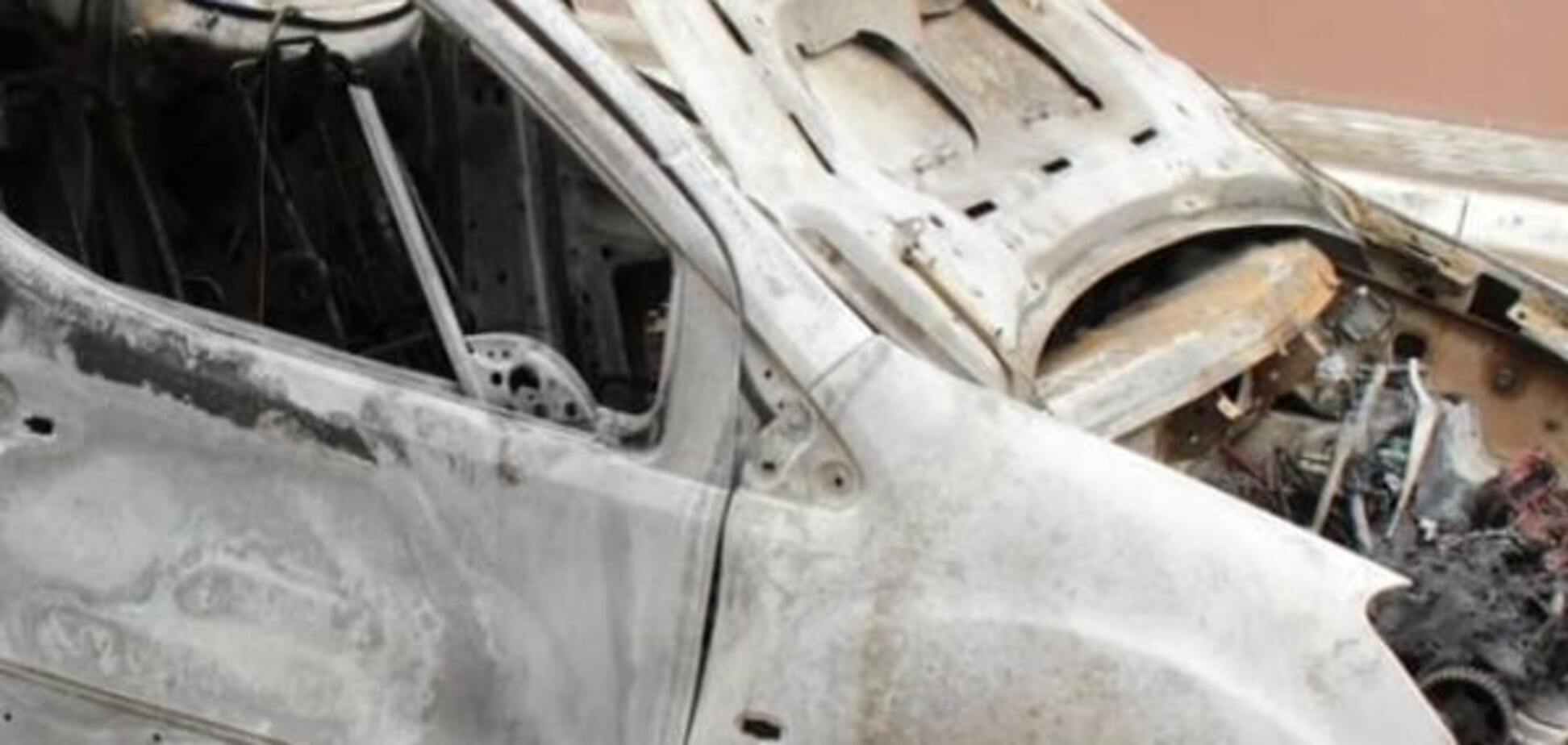 У Києві біля житлового будинку вночі загорілися два автомобілі
