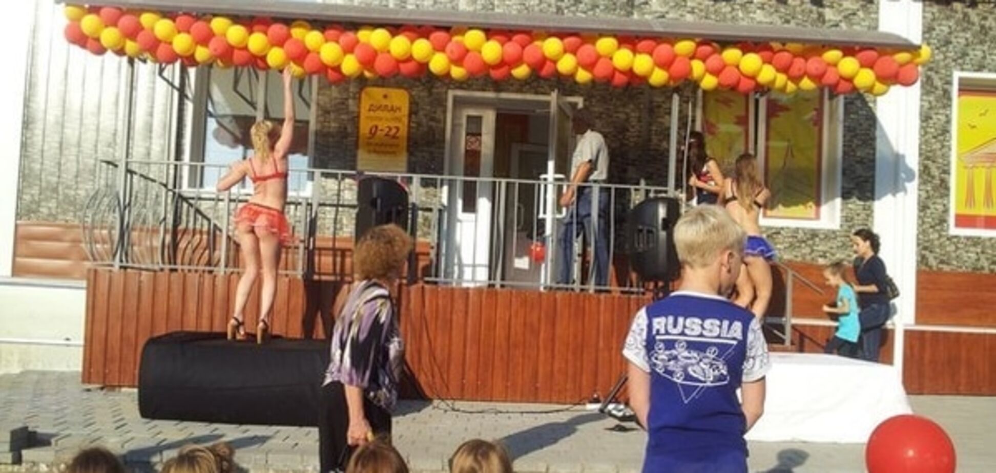 'Это вам не бездуховная Гейропа': в России детей на открытии алкомаркета развлекали стриптизерши. Фоторепортаж