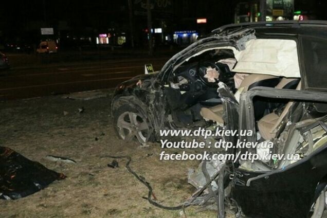 Смертельное ДТП в Киеве: BMW X5 протаранил столб. Фото с места аварии