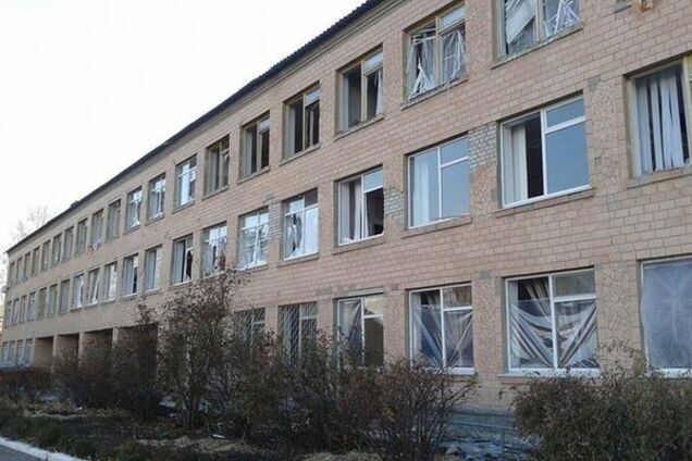 В Сватово отменили занятия: из 5 школ уцелела одна. Фоторепортаж