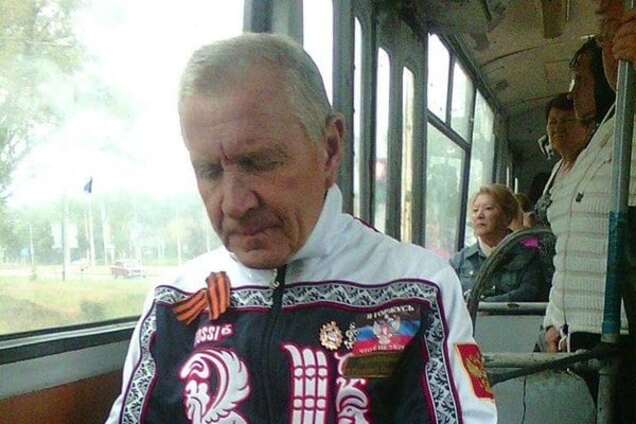 'Модник': в Донецке пенсионер отличился нарядом сепаратиста