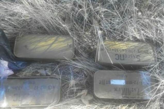 На Донбассе нашли два крупных тайника с оружием: опубликованы фото