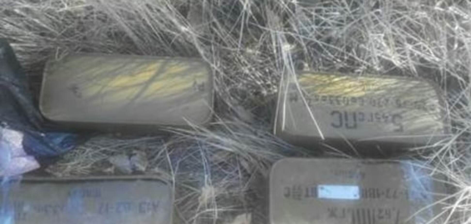 На Донбасі знайшли дві великі схованки зі зброєю: опубліковані фото