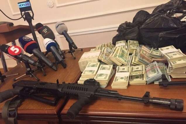 Все, что изъяли в Днепропетровске: СБУ показала вещдоки, деньги и оружие. Фоторепортаж