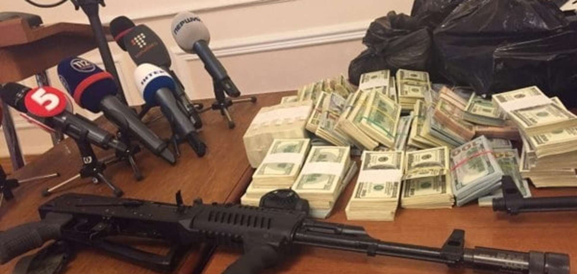 Все, что изъяли в Днепропетровске: СБУ показала вещдоки, деньги и оружие. Фоторепортаж 