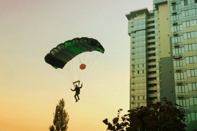 Киевлянин-экстремал прыгнул с крыши 25-этажного дома: опубликованы фото