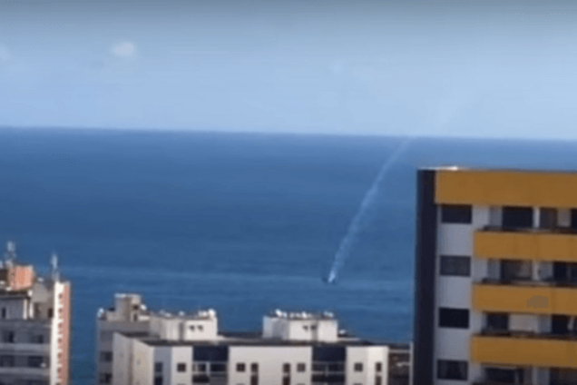 Самолет рухнул в море на глазах зрителей авиашоу в Бразилии: видеофакт