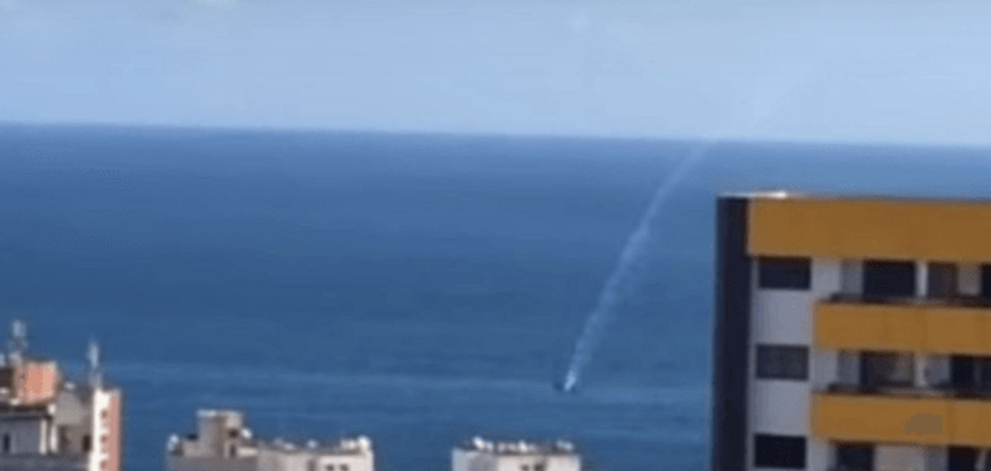 Літак звалився в море на очах глядачів авіашоу в Бразилії: відеофакт