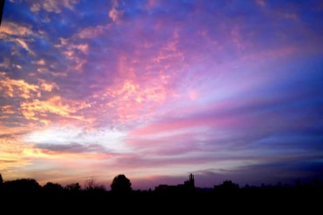 'Взгляни на небо': киевлян опять удивили огненные небеса