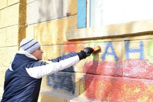 В оккупированном Луганске закрасили украинские флаги черным: опубликованы фото