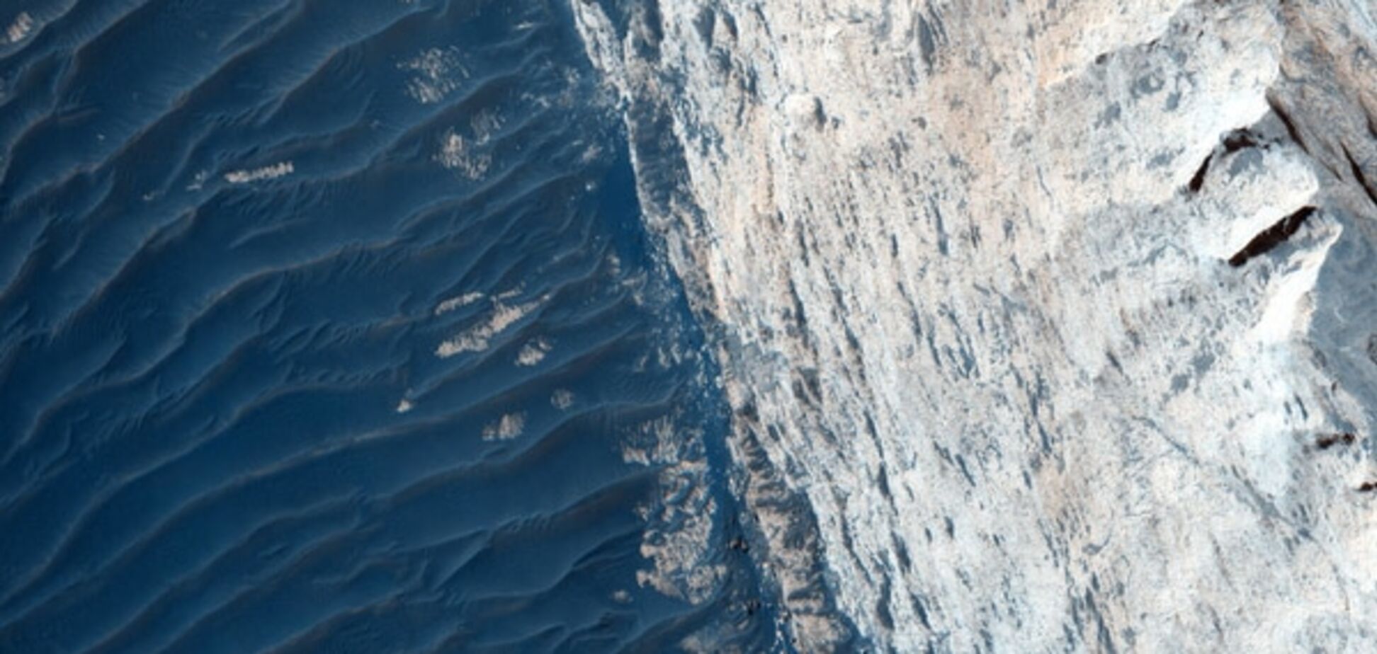 NASA показало фото 'золотого' каньона на Марсе