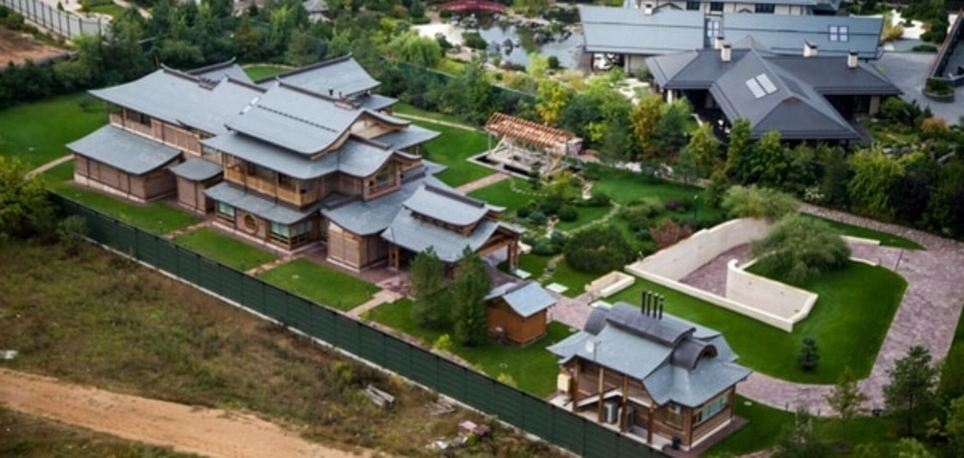 'Вовсе и не мой': шикарный дворец Шойгу 'переписали' на других людей