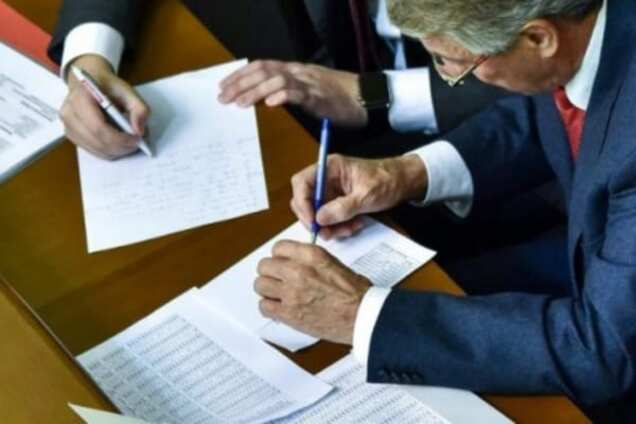 У Раді зняли, як лідери 'Батьківщини' і БПП ділять пости голів облрад: фотофакти