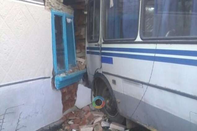На Прикарпатье автобус с пассажирами разнес полдома: опубликованы фото