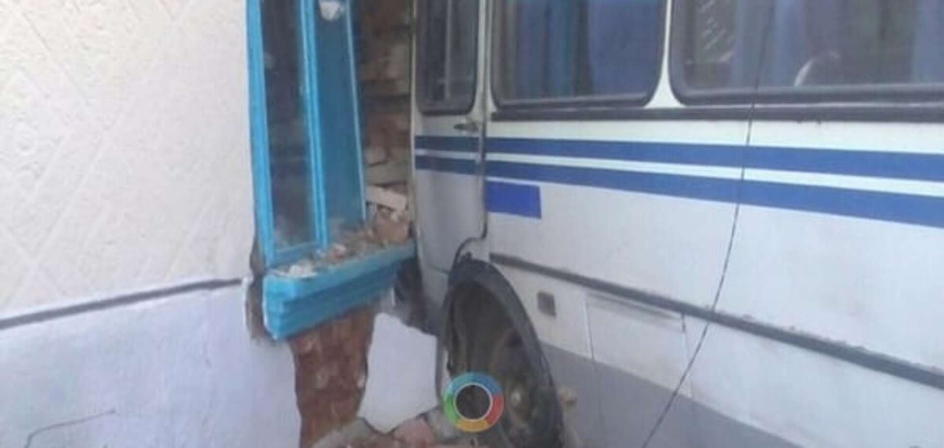 На Прикарпатье автобус с пассажирами разнес полдома: опубликованы фото