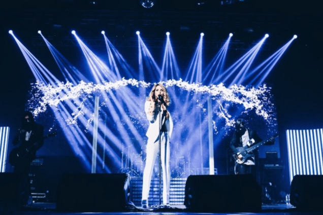 LOBODA вышла на сцену в байковом халате: опубликовано видео