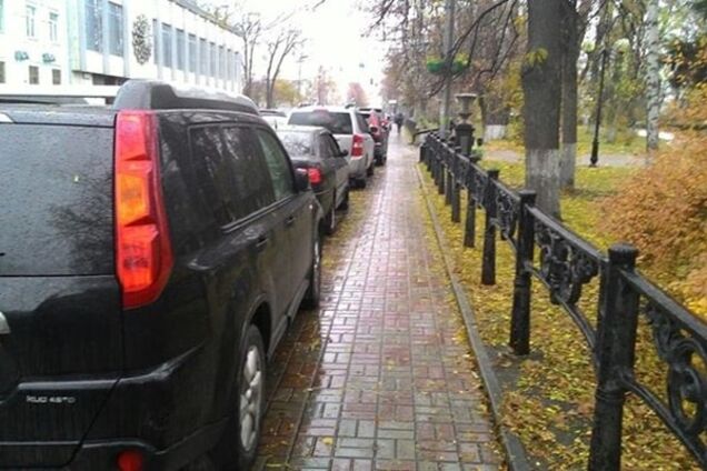 Мариинский парк зажали ровно запаркованные 'депутатские' авто: фотофакт