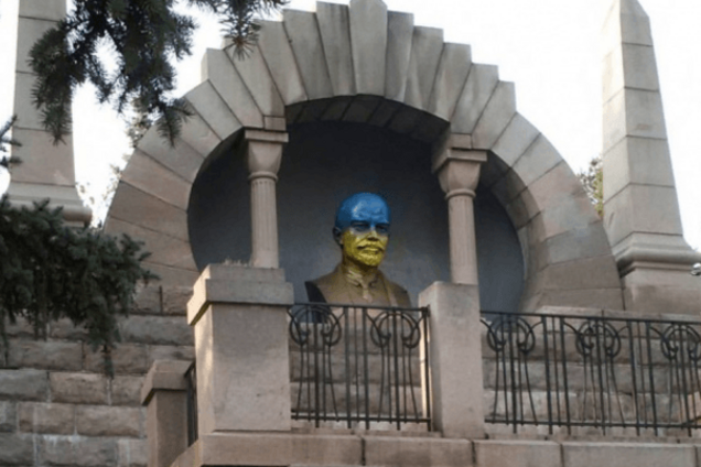 В России парню грозит срок за раскрашивание Ленина в сине-желтые цвета