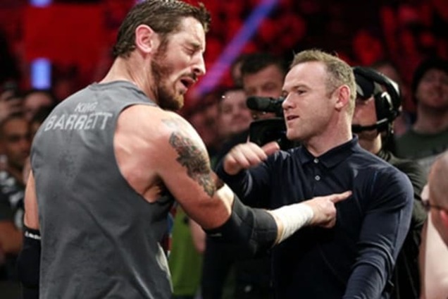 'Футбольный' нокдаун: Уэйн Руни одной пощечиной вырубил знаменитого рестлера