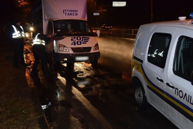 В Харькове водитель грузового такси сбил полицейского и сбежал: фото с места событий