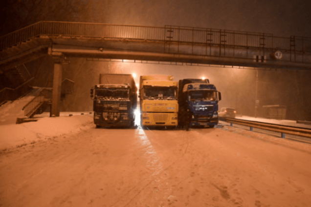 Власти Киева 'объявили вне закона' фуры на время снегопадов